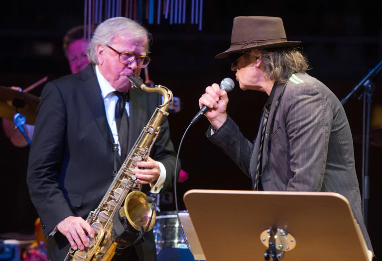  Saxophonist Klaus Doldinger machte auch mit Udo Lindenberg Musik - hier 2016 in Düsseldorf. (Archivbild) — © picture alliance / dpa