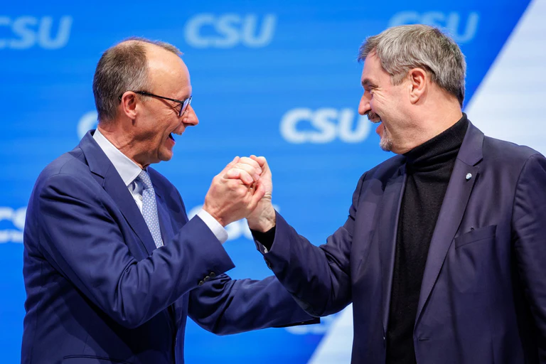Die Chefs von CSU und CDU, Markus Söder und Friedrich Merz, setzen auf Geschlossenheit im Wahlkampf.  — © Daniel Karmann/dpa