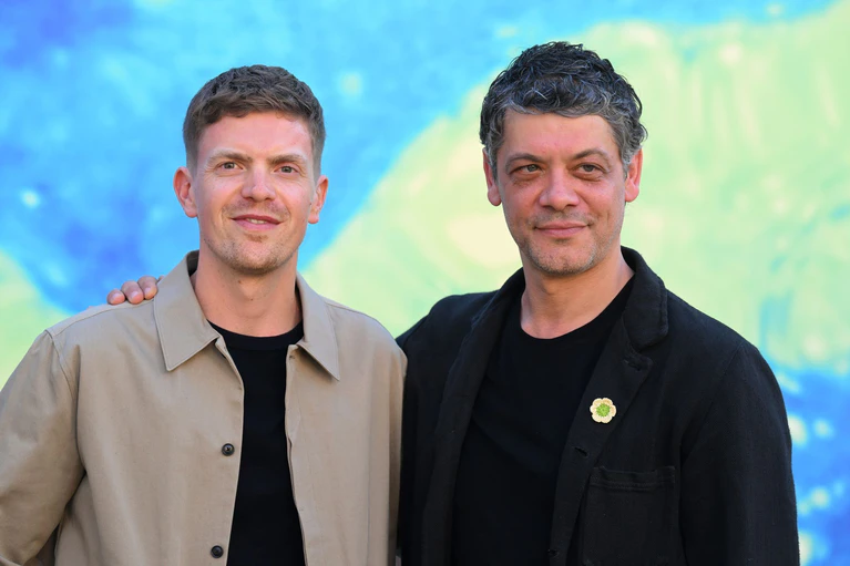 Ferdinand Hofer (l) und Carlo Ljubek ermitteln auf dem Oktoberfest. (Archivbild) — © Felix Hörhager/dpa