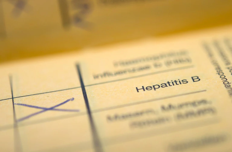 Die bayerische Gesundheitsministerin Judith Gerlach wirbt für die Hepatitis-Impfung. (Archivbild) — © Daniel Naupold/dpa