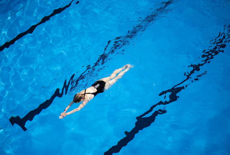 «Analytisch kann man unter Wasser nicht sein, nur emotional», sagt Pawlik über ihre Bahnen im Schwimmbecken. (Symbolbild) — © Julian Stratenschulte/dpa