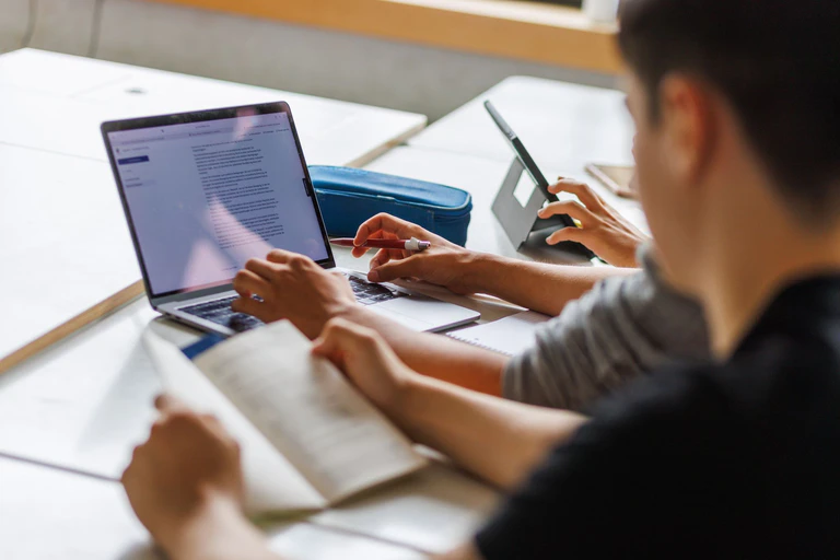 Für die digitale Ausstattung der bayerischen Schulen stehen im Doppelhaushalt mehrere 100 Millionen Euro zur Verfügung. (Symbolbild) — © Philipp von Ditfurth/dpa