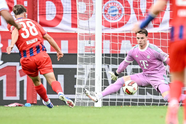 Früh bezwungen: Bayern-Keeper Jonas Urbig (r.). — © Harry Langer/Defodi/dpa