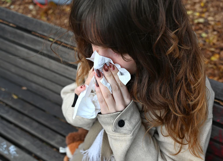 Wer den Verdacht auf Heuschnupfen hat, sollte das laut Fachleuten unbedingt abklären. Unbehandelt kann dieser zu Asthma führen. (Symbolbild) — © Elisa Schu/dpa