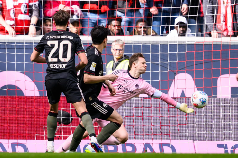 Manuel Neuer mit einem Reflex bei seinem ersten Spiel als Vierzigjähriger in Freiburg. — © Tom Weller/dpa