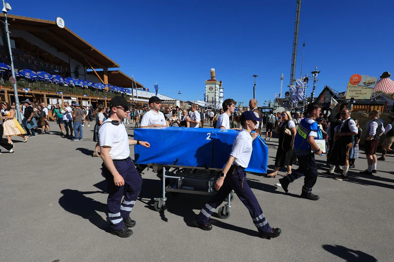 Etliche Male am Tag muss der Rettungsdienst auf dem Oktoberfest ausrücken. — © Karl-Josef Hildenbrand/dpa