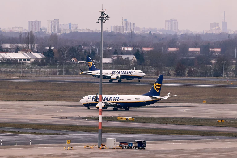 Bei einem Ryanair-Flug brach unterwegs eine Scheibe, Passagieren zufolge geriet ein Passagier in Not. (Symbolbild) — © Jörg Carstensen/dpa