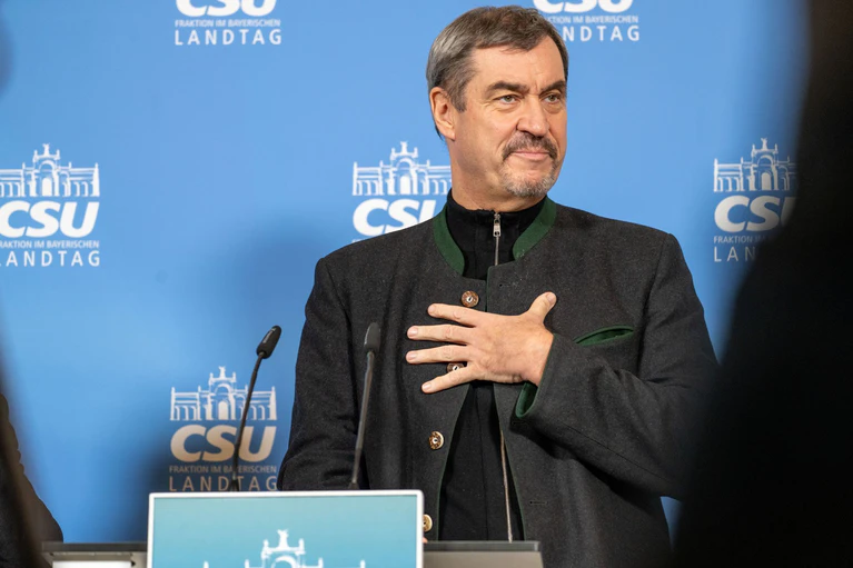 Markus Söder will die Hymnenpflicht bei Schulabschlüssen. — © Pia Bayer/dpa