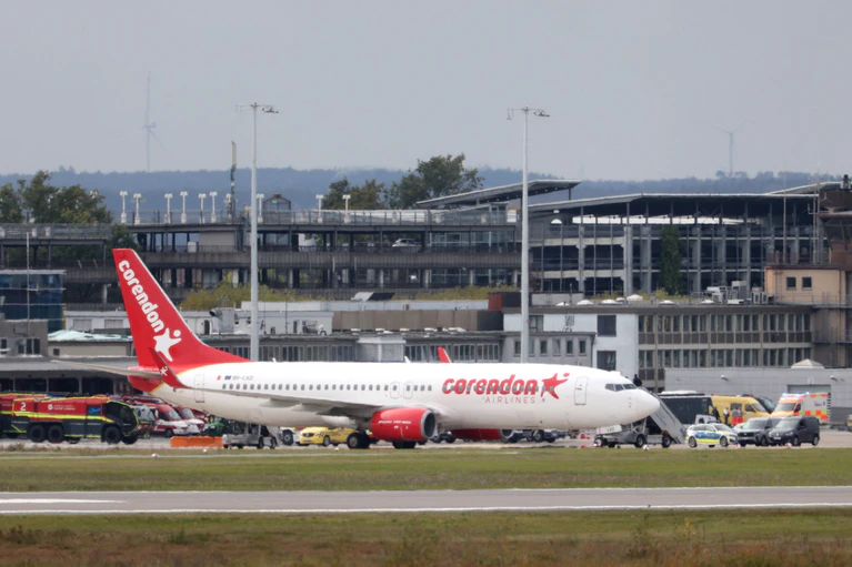 Aus diesem Flugzeug der türkischen Airline Corendon wurde der Notfallcode «7500» gesendet. (Archivbild)  — © Daniel Löb/dpa