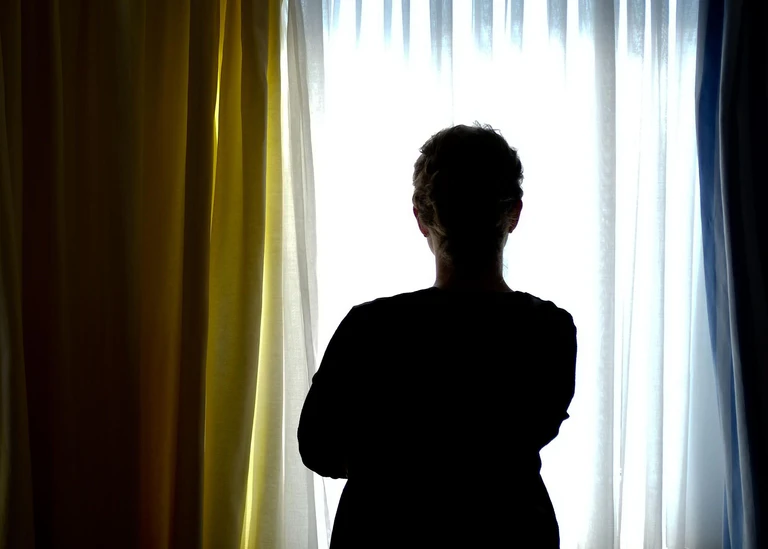 Frauen können sich vor Gewalt in Frauenhäuser flüchten - München hat nun auch eine Gewaltschutzeinrichtung für Trans-, inter- und non-binäre Menschen eröffnet. (Symbolbild) — © Peter Steffen/dpa