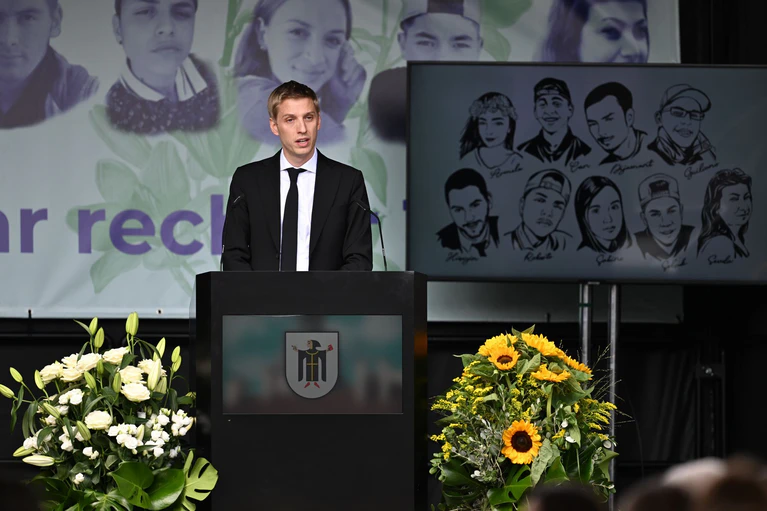 Krause spricht beim zehnten Jahrestag des OEZ-Attentats. (Archivbild) — © Sven Hoppe/dpa