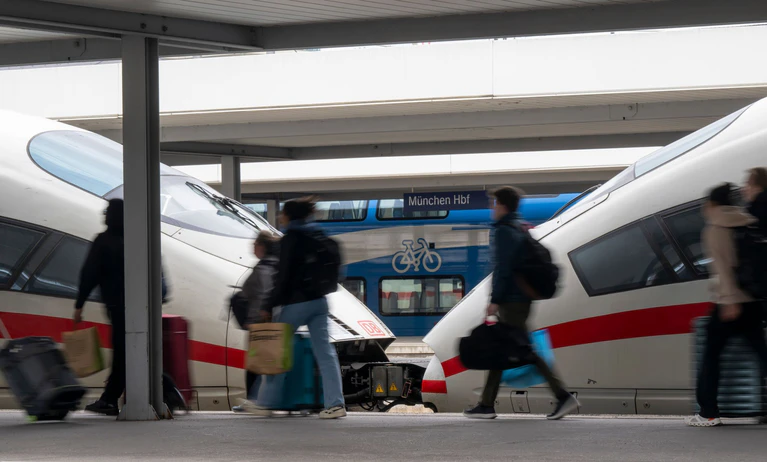 Besonders viel Reiseverkehr erwartet die Deutsche Bahn am Pfingstwochenende. — © Peter Kneffel/dpa