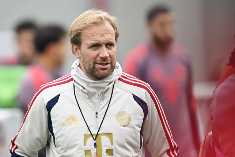 Co-Trainer Aaron Danks wird Vincent Kompany in Freiburg vertreten. (Archivbild)  — © Angelika Warmuth/dpa