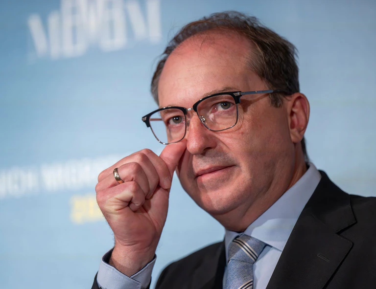 Bundesinnenminister Alexander Dobrindt will beim Thema Migration weiter Druck machen und die europäische Asylpolitik «schärfen und härten» - konkrete Ergebnisse gab es beim Treffen mit seinen Amtskollegen in München aber keine.  — © Peter Kneffel/dpa