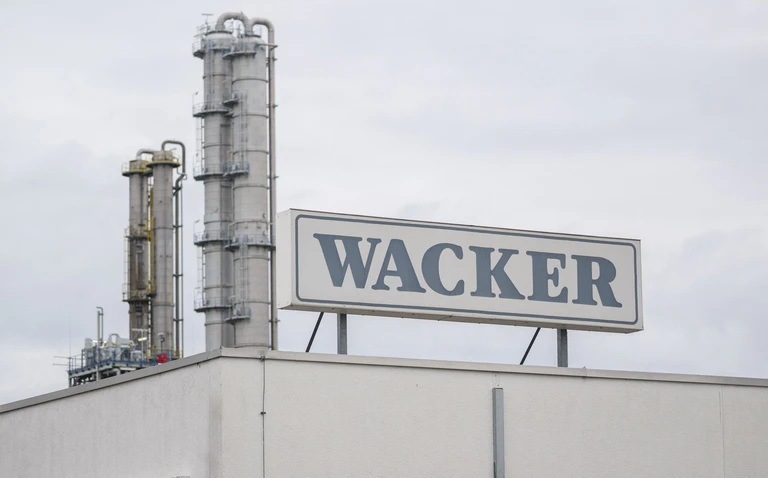 Wacker Chemie hat zu kämpfen, doch in diesem Jahr helfen Sondereffekte. (Archiv) — © Robert Michael/dpa