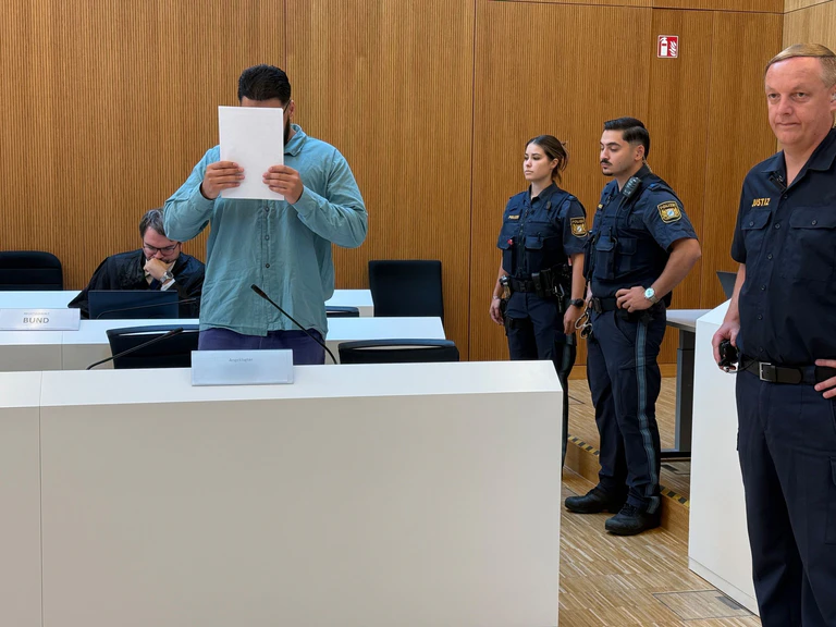 Der Angeklagte bedankte sich in seinem letzten Wort nur beim Gericht - richtete aber kein Wort an die Opfer. — © Elke Richter/dpa