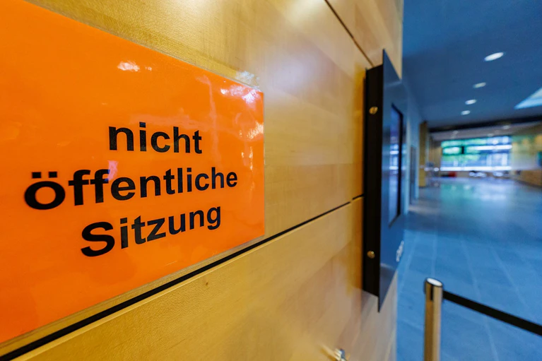 Fast 33 Jahre nach dem gewaltsamen Tod eines Mädchens in Unterfranken wird vor dem Landgericht Würzburg das Urteil gesprochen. (Symbolbild) — © Daniel Karmann/dpa