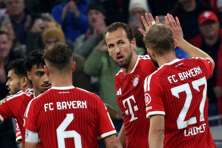 Die Bayern um Dreh- und Angelpunkt Harry Kane (2.v.r.) feiern ein Torfest. — © Karl-Josef Hildenbrand/dpa