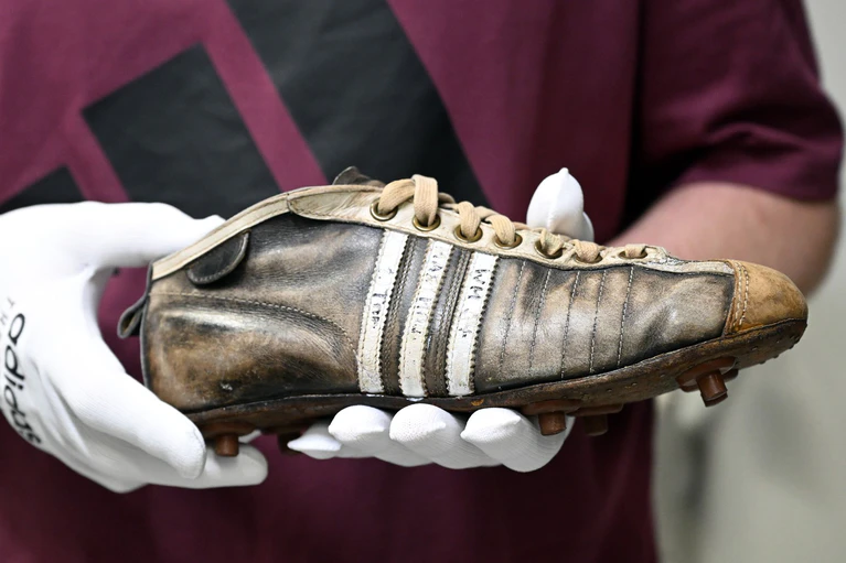 Adidas hat nach einem erfolgreichen ersten Halbjahr seine Prognose für das Gesamtjahr nach oben korrigiert. — © Federico Gambarini/dpa