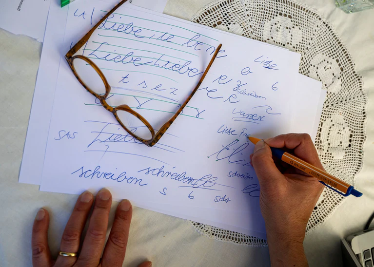 Beispiele für verschiedene Schriften, die an den Schulen gelehrt werden (Archivbild). — © Peter Kneffel/dpa