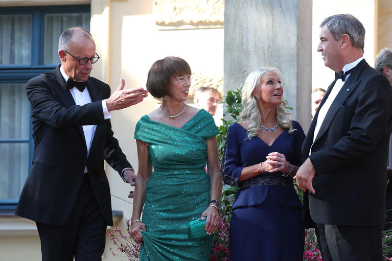 Auf dem roten Teppich von Bayreuth zeigt sich die Prominenz. (Archivbild) — © Karl-Josef Hildenbrand/dpa