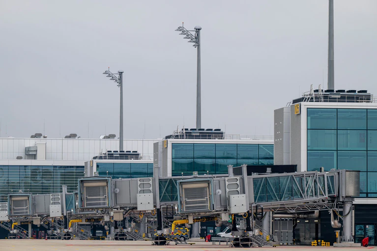 Der Flugverkehr am Flughafen München läuft wieder normal. (Archivbild) — © Peter Kneffel/dpa