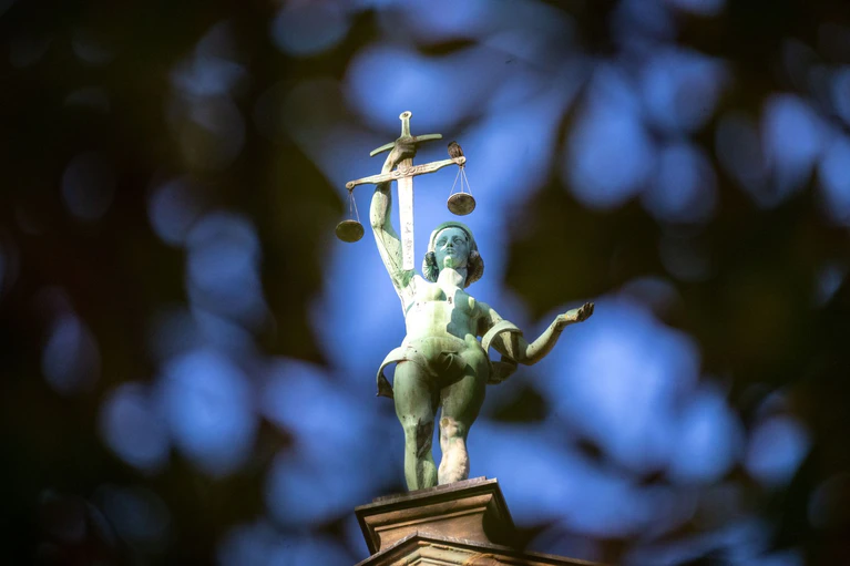 Am Landgericht Bamberg begann die Neuauflage des Prozesses gegen einen 75-Jährigen, dem die Staatsanwaltschaft Mord vorwirft. — © Pia Bayer/dpa