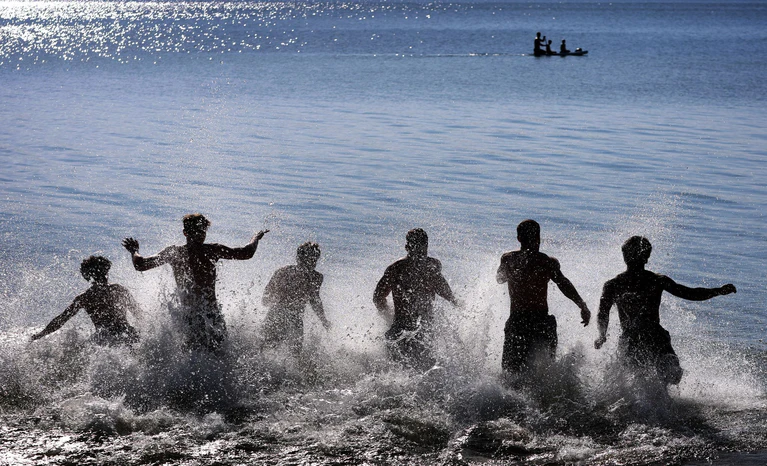 In Bayern laden viele Seen in schöner Umgebung im Sommer zum Baden ein. (Archivbild) — © Karl-Josef Hildenbrand/dpa