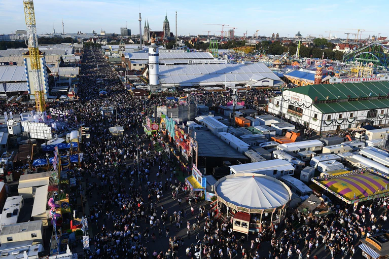 Viel Geränge auf dem Oktoberfest. — © Felix Hörhager/dpa