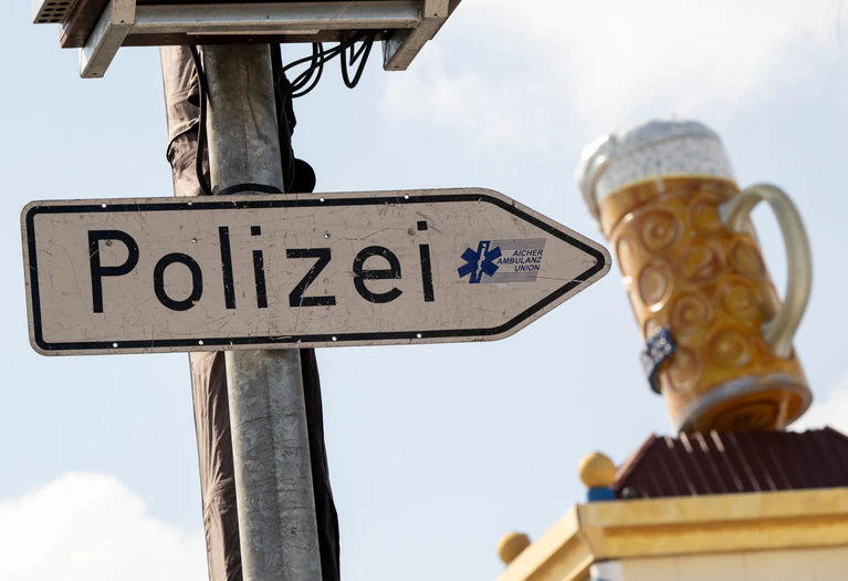 Die Polizei nahm den Sicherheitsmitarbeiter vorläufig fest und brachte ihn zur Wiesnwache. (Symbolbild) — © Peter Kneffel/dpa
