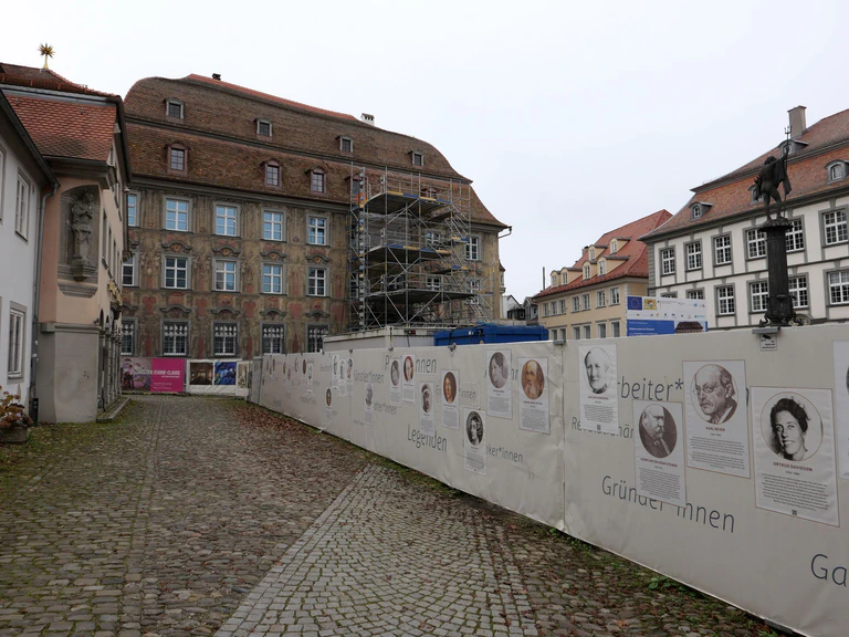 Ein Bauzaun steht am Lindauer Stadtmuseum, das seit Jahren saniert wird. Das «Haus zum Cavazzen» gilt als eines der schönsten Bürgerhäuser am Bodensee, im Jahr 2025 soll es wiedereröffnet werden. (Archivbild) — © Ulf Vogler/dpa