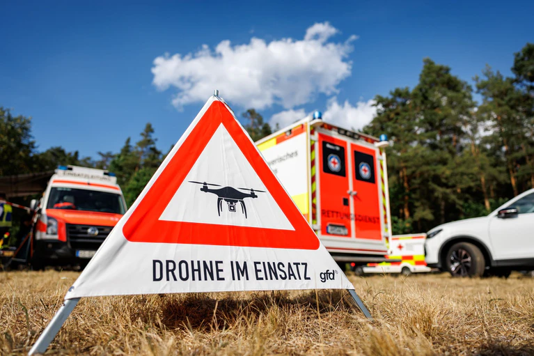 Mit Drohnen machten sich die Einsatzkräfte ein Bild von der Lage. — © Daniel Karmann/dpa