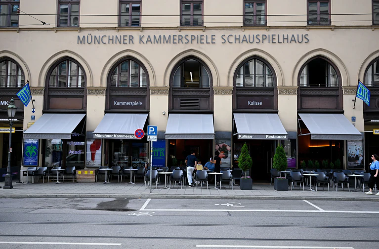 Die Münchner Kammerspiele im Stadtzentrum an der edlen Maximilianstraße - unweit vom Hofbräuhaus - sind zum «Theater des Jahres» gekürt worden. — © Sven Hoppe/dpa