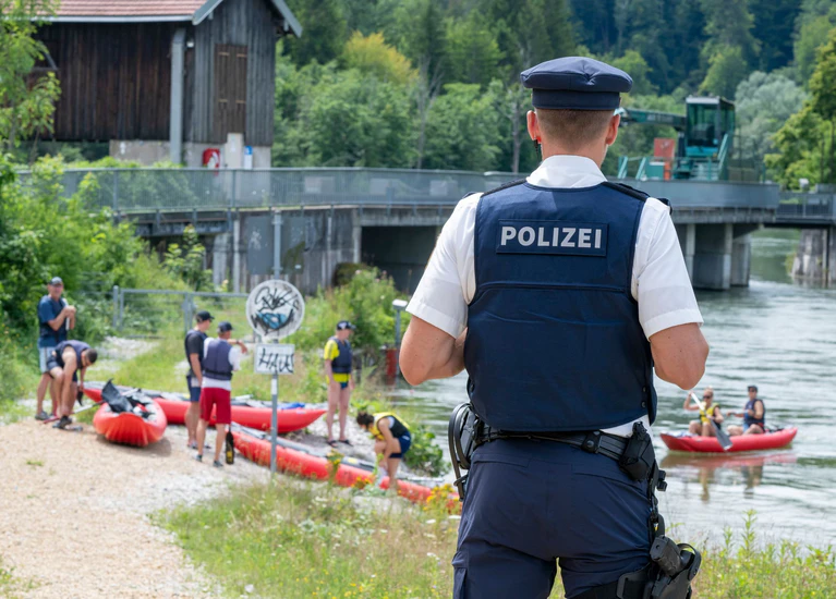 Mit dem Schlauchboot auf der Isar zu fahren ist beliebt - kann aber nicht ganz ungefährlich sein. (Archivbild) — © Peter Kneffel/dpa