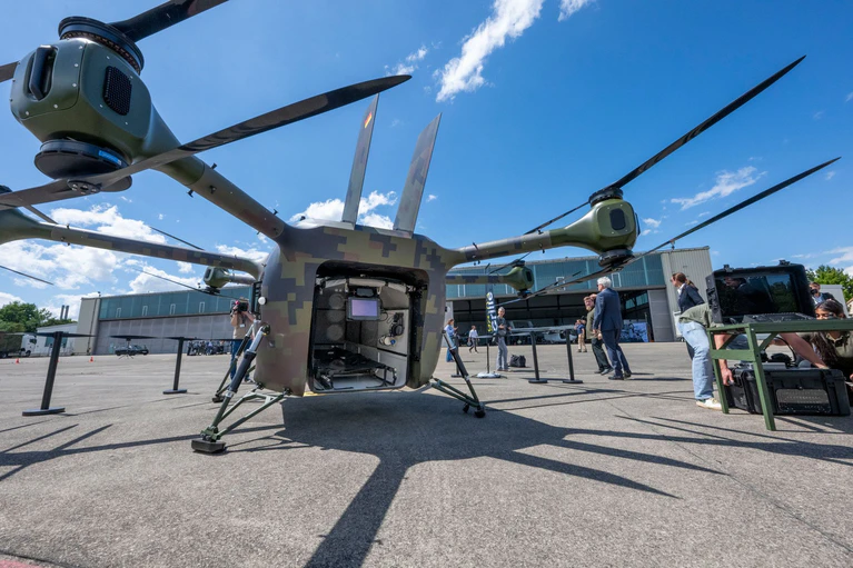 Die unbemannte «Grille» soll Verletzte aus Kampfgebieten abtransportieren können. Die Bundeswehr geht dafür in den Testbetrieb. (Archivbild) — © Peter Kneffel/dpa