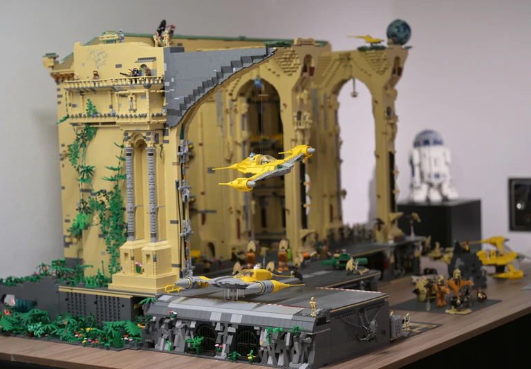 Dieses «Star-Wars»-Set steht schon aufgebaut im Showroom - fünf Jahre Bauzeit.  — © Florian Diettrich/dpa
