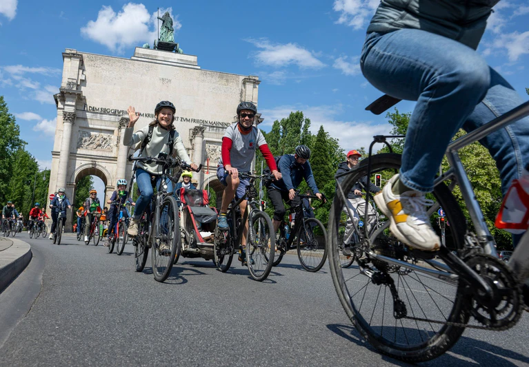 Teilnehmerinnen und Teilnehmer der Münchner Radlsternfahrt vor dem Siegestor. — © Stefan Puchner/dpa
