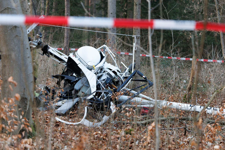 Bis zur Abschließung der ersten Untersuchungen liegt das Wrack des Hubschraubers im Wald. — © Daniel Karmann/dpa