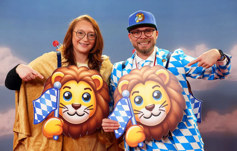 Digitalminister Mehring machte Werbung für das Bayern-Emoji. — © Karl-Josef Hildenbrand/dpa