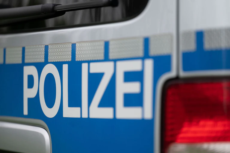 Als die Seniorin das fehlende Geld bemerkt, ruft sie die Polizei. (Symbolbild) — © Marijan Murat/dpa