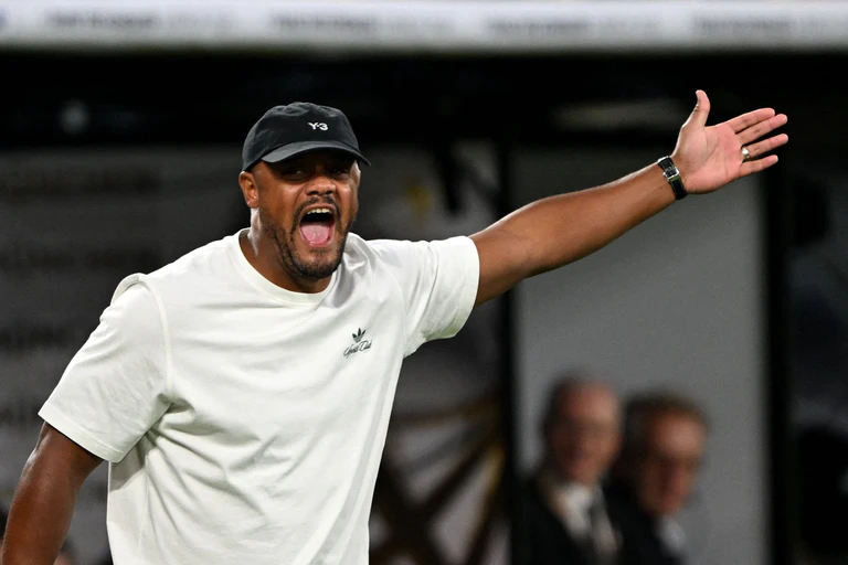 Vincent Kompany energisch an der Seitenlinie. — © Federico Gambarini/dpa
