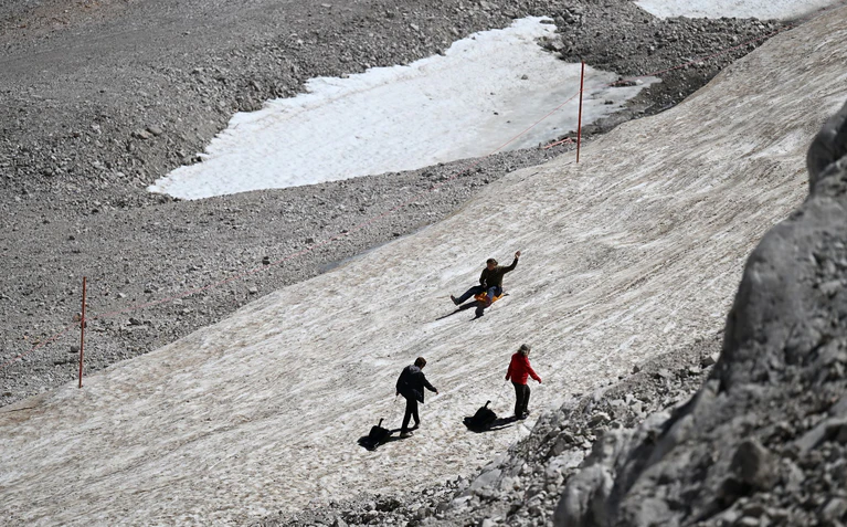 Rodeln an der Zugspitze soll bequemer werden. (Archivbild)   — © Angelika Warmuth/dpa