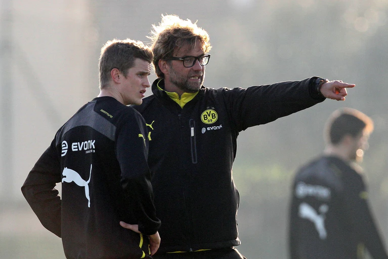 Zwei alte Bekannte: Sven Bender (l) und Jürgen Klopp. (Archivbild) — © Kevin Kurek/dpa