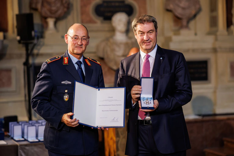 Die Nachricht dürfte Bayerns Ministerpräsidenten Söder (rechts) ebenso freuen, wie Brigadegeneral Hambach: Das Landeskommando Bayern bleibt in seiner etablierten Struktur erhalten. (Archivbild) — © Matthias Balk/dpa