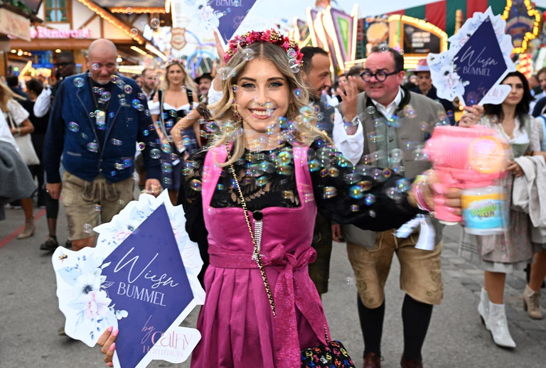 Inzwischen hat die 38-jährige Cathy Hummels eine Lizenz für die Wiesn. (Archivbild) — © Felix Hörhager/dpa