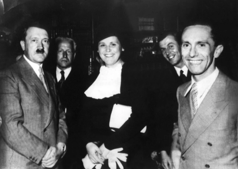 Hitler zu Gast in Bayreuth bei der damaligen Festspielchefin Winifred Wagner. (Archivbild) — © dpa