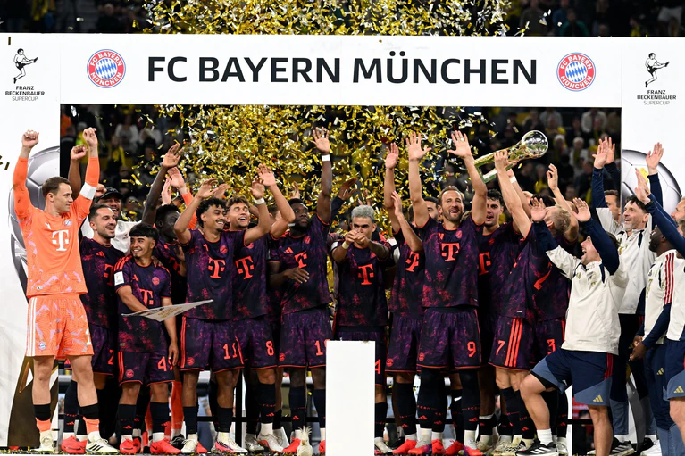 Der FC Bayern München sicherte sich mit dem Franz-Beckenbauer-Supercup den ersten Titel der Saison. — © Federico Gambarini/dpa