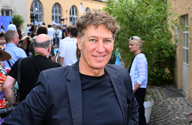 Tobias Moretti spielt in der ZDF-Serie «München Beats» einen Knödelfabrikanten, auf dessen stillgelegtem Firmengelände der Kunstpark Ost entsteht. (Archivbild) — © Felix Hörhager/dpa