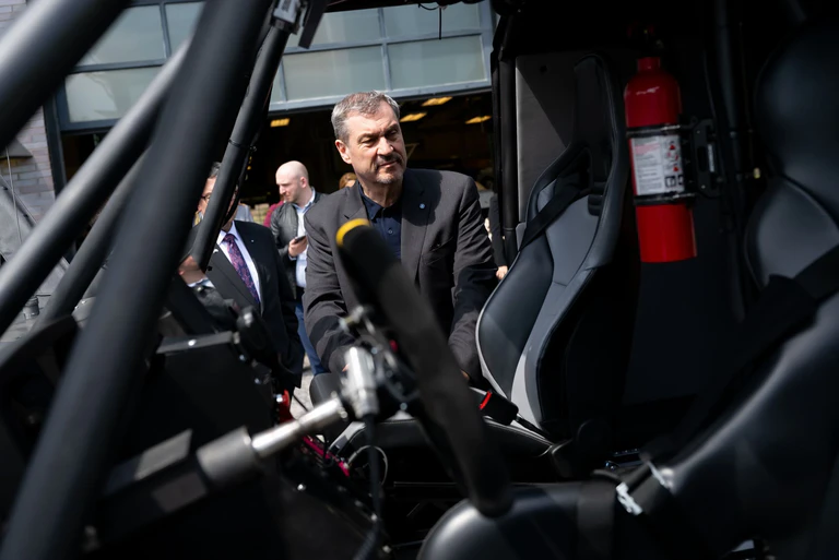 Studierende in den USA arbeiten eng mit der Automobilindustrie zusammen - sie lösen in Konzeptfahrzeugen Aufgaben, die zwar nicht direkt serienreif sind, aber liefern wichtige Erkenntnisse für die Autos der Zukunft. — © Sven Hoppe/dpa