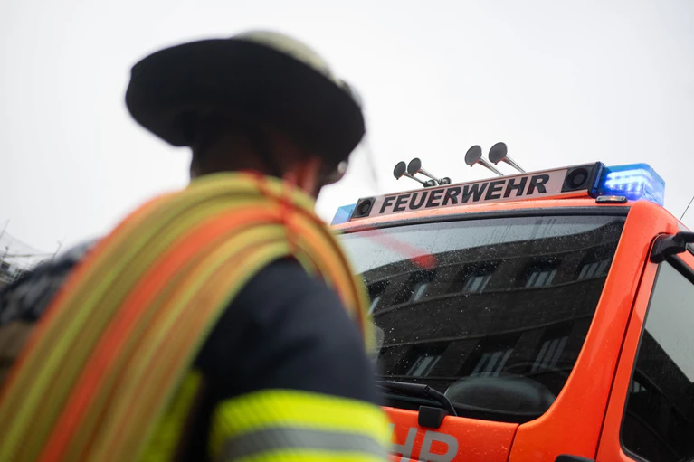 An der brennenden Ballenpresse entstand ein geschätzter Schaden von 100.000 Euro. (Symbolbild) — © Marijan Murat/dpa
